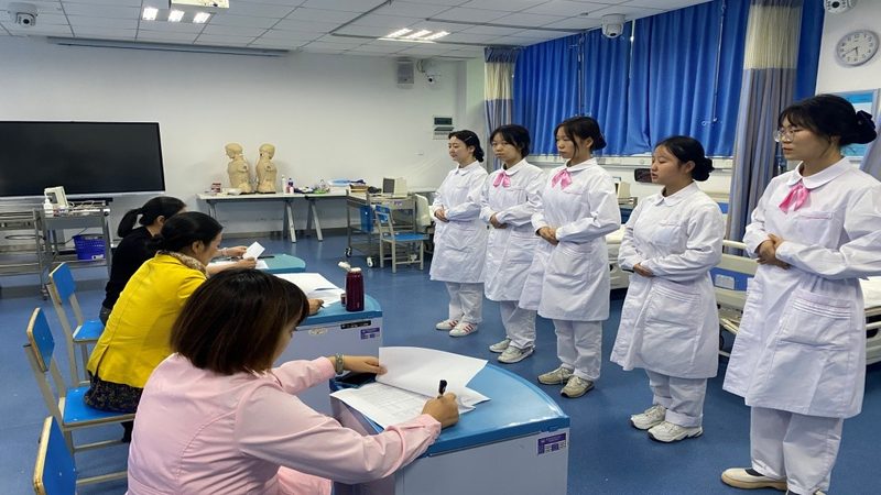 服务质量是衡量代理政策优劣的重要标准。家长在对比时，可以从以下方面入手：